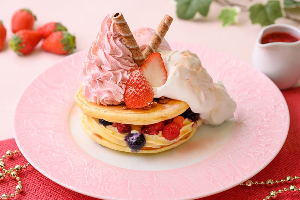 草莓和酸奶的巴菲風薄煎餅