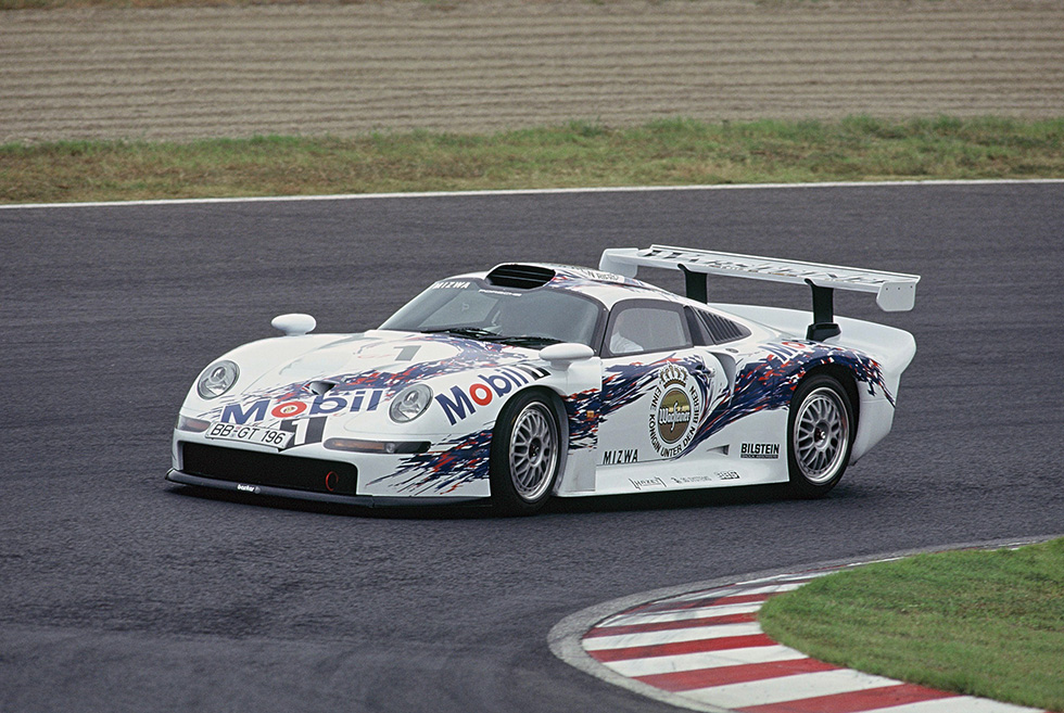 ポルシェ911GT1のカラーリングを施されたロードカーが、鈴鹿をデモラン。