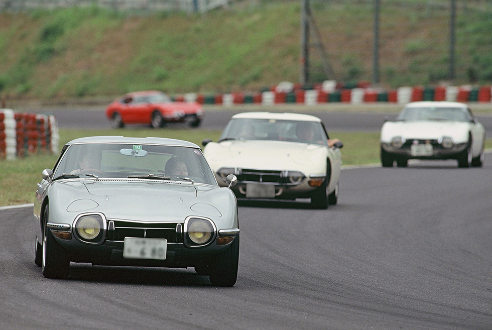 メモリアルイベントでもあり、第1回目に出場したトヨタ2000GTなどのパレードランも行なわれた。