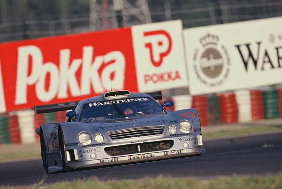 初の1000km挑戦でPP、1-2位でライバルを圧倒したメルセデスCLK-GTR。3位以下を1分近く離しての優勝だった。