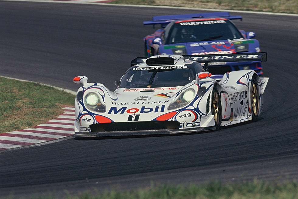 今季のマシンはCFRPパーツを多用し、911GT1をよりレーシングマシンとして製作された。