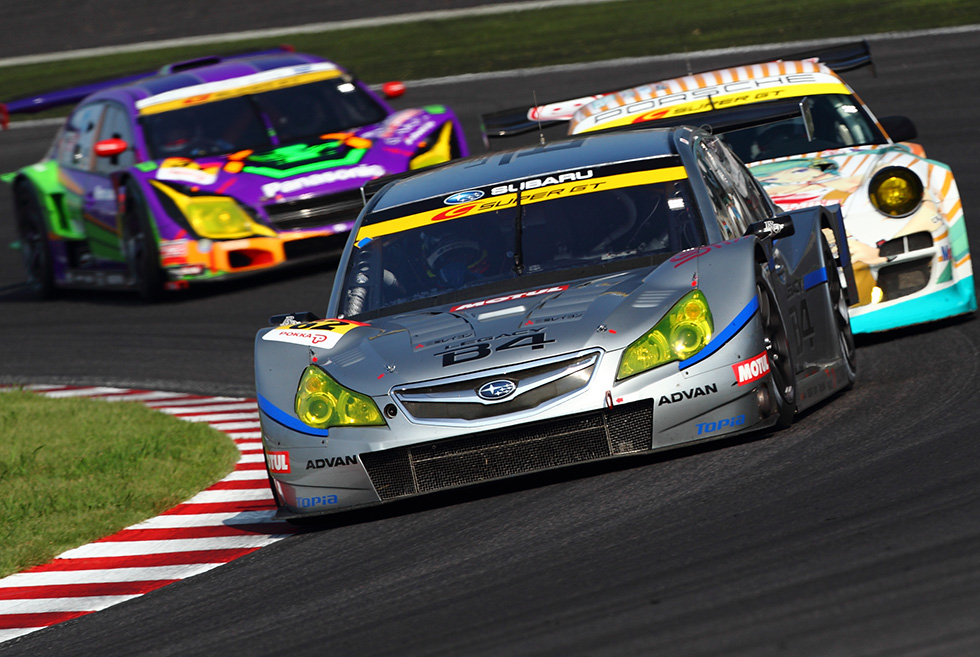 昨年デビューしたものの、決勝を走れなかったレガシィB4がGT300クラスで優勝した。