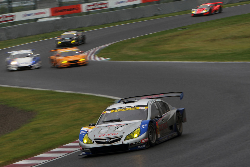 GT300クラスの優勝は昨年に続きレガシィB4が連覇。