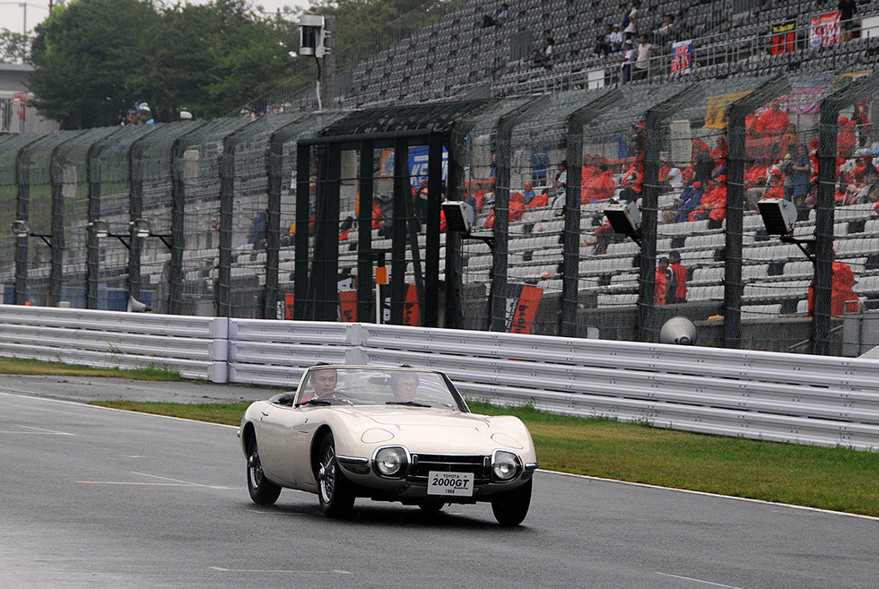 40回目を記念して第1回大会で優勝したトヨタ2000GTのオープンカーが走行。