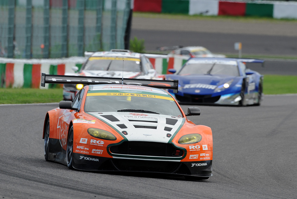 燃料タンク容量オーバーでGT300の最後尾スタートとなったアストンマーティンだが、追い上げて優勝。