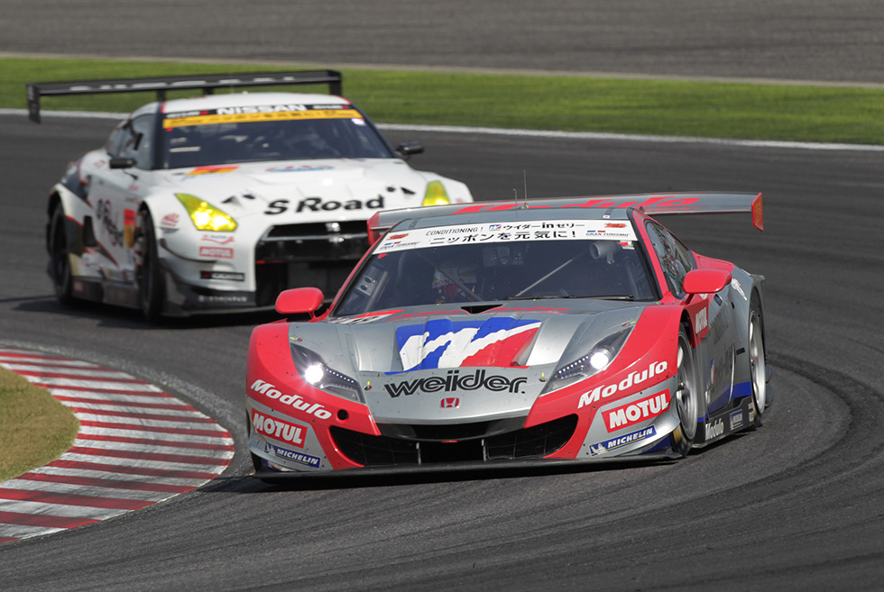 GT500のPPは#23モチュール柳田。決勝は#18ウイダーが終盤まで争い、#23を振り切り2年ぶりの優勝。