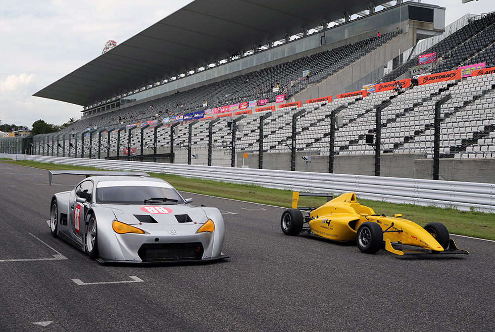 GT300用のマザーシャシーマシンと、SUPERGTで併催されるFIA-F4マシンが披露された。