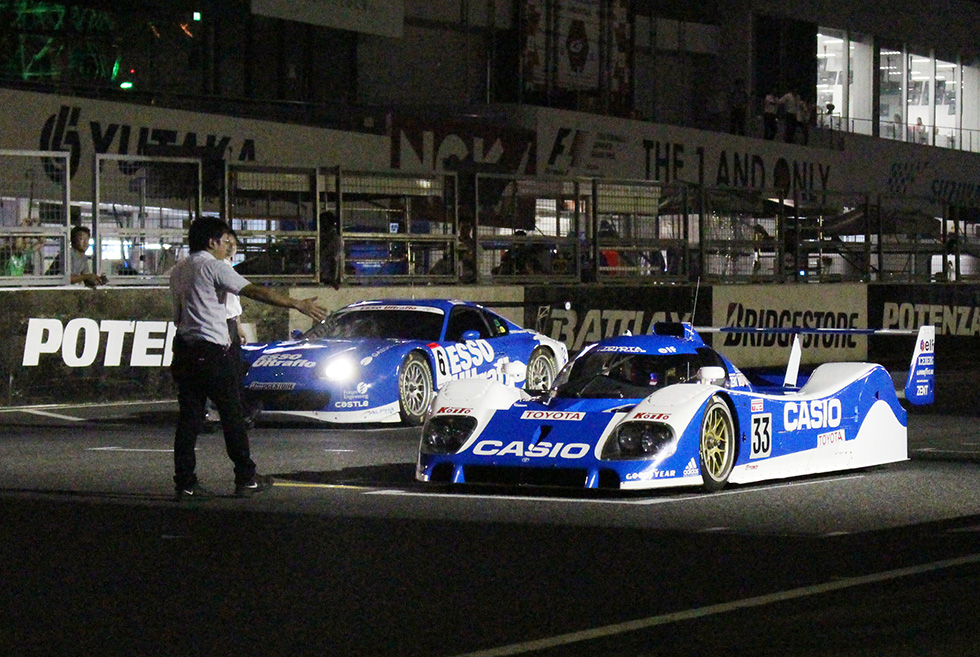 前夜祭「TOYOTA GT 受け継がれるチャレンジスピリット」デモランTS010（手前）とESSO Ultraflo スープラがコースに並ぶ。