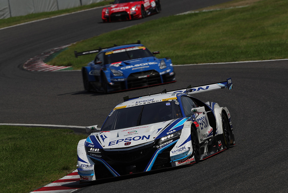 予選4番手からスタートしたエプソンNSX。レース中盤に2番手につけると、ピット作業でトップに立ち独走。