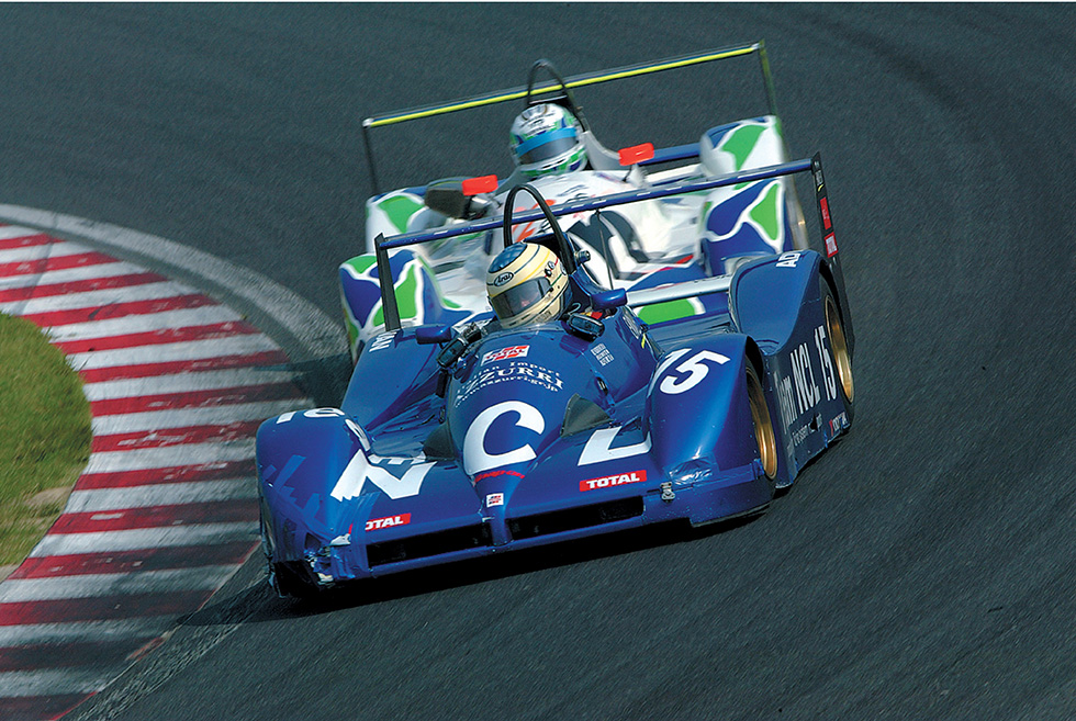トップを走る#22がファイナルラップでピットイン。チェッカーを受けられず#15がRSクラス優勝。