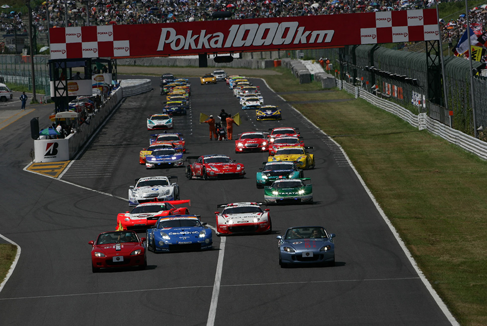 2台のS2000ペ-スカーに先導されSUPERGTマシンのみの鈴鹿1000kmがスタートする。