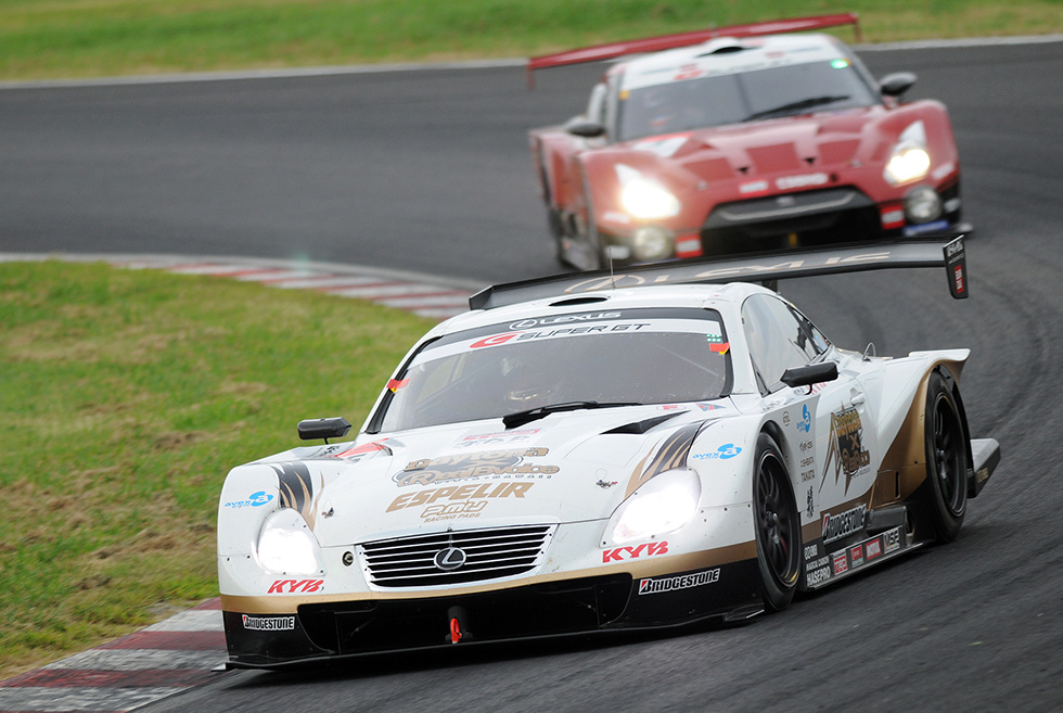 大嶋和也がGT500初PPを獲得。レースはライバルが後退する中、大きなトラブルも無く2番手に10秒の差を付けて優勝。