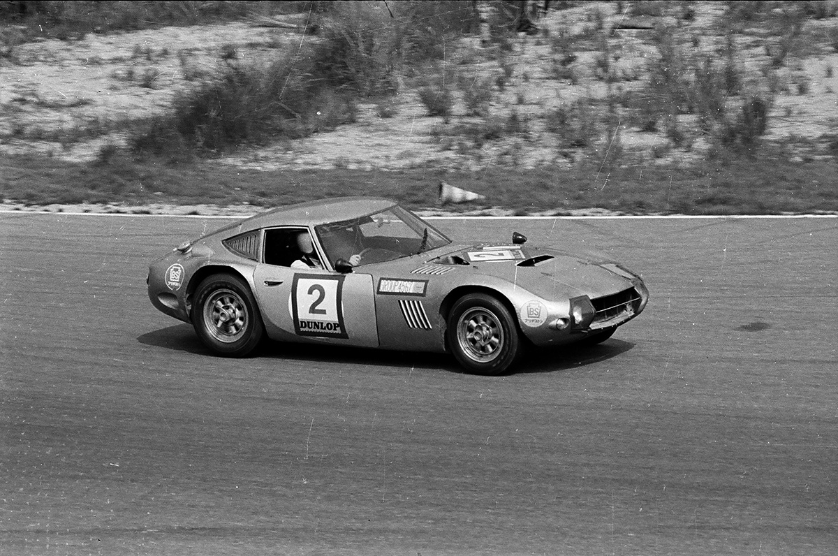 The Toyota 2000GT dominated 1st and 2nd place. The cars behind 3rd place were two laps behind in a strong performance.