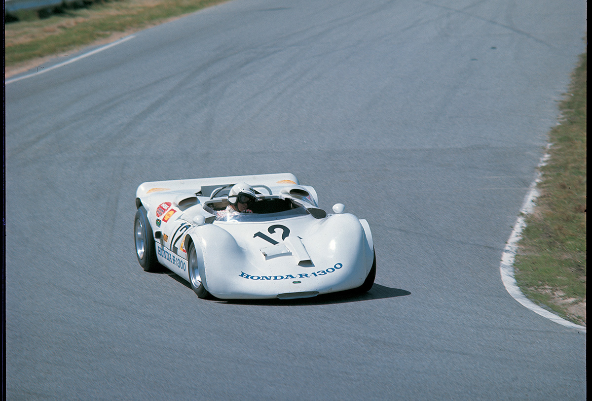 The early leader was the Honda R1300, equipped with an air-cooled 1300cc engine mounted midship.