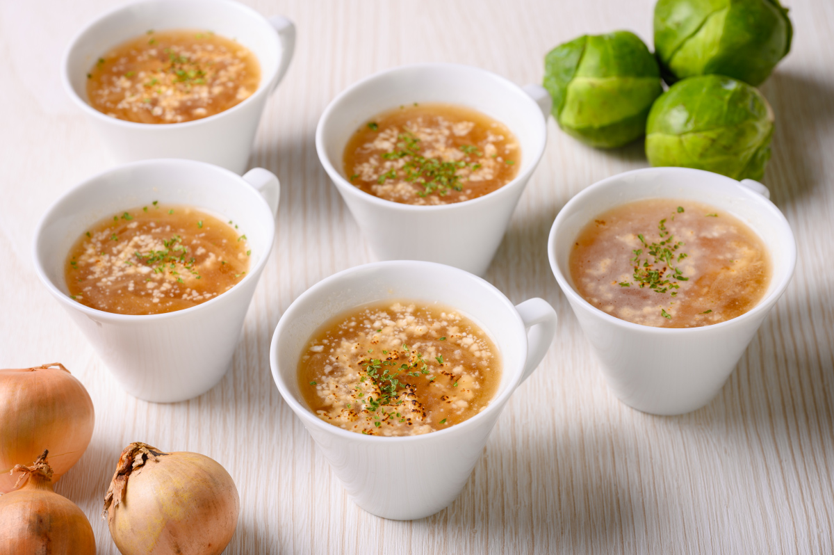 Onion gratin soup A rich and flavorful soup that maximizes the sweetness of new onions. *Available at the chef's counter.