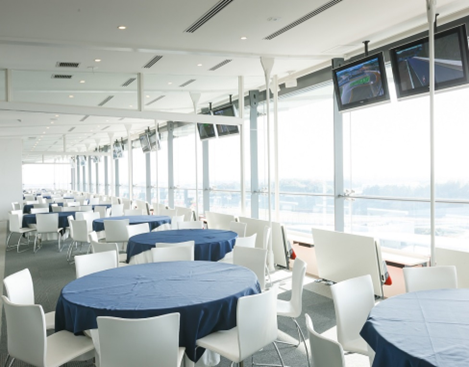 Additionally, you can enjoy drinks in a special space within the motorsports area’s resort space, overlooking the international racing course.