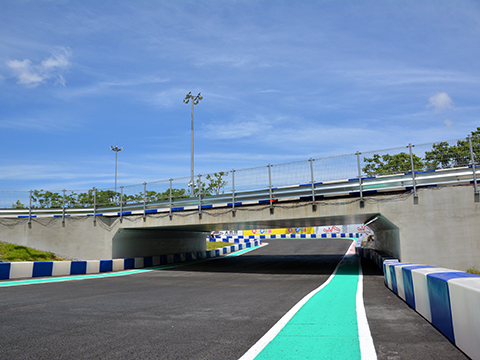 SUZUKA CIRCUIT PARK also replicates a layout with a rare three-dimensional intersection in the world.