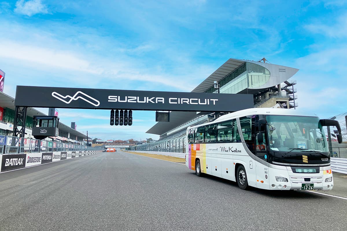 Racing Course Bus Cruising