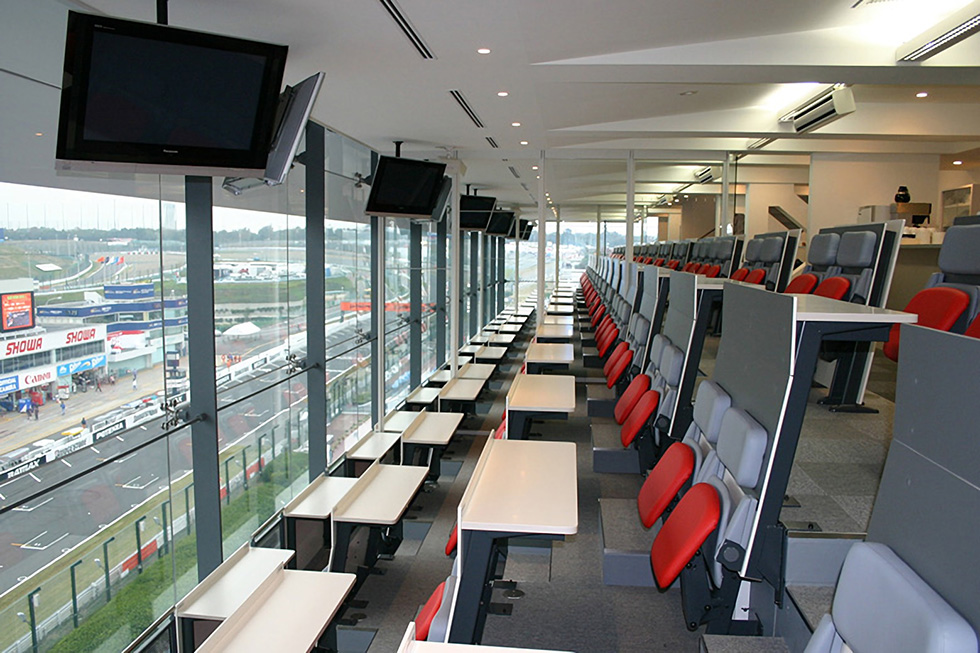 Viewing seats (reserved seats) with a view of the 4th floor main straight