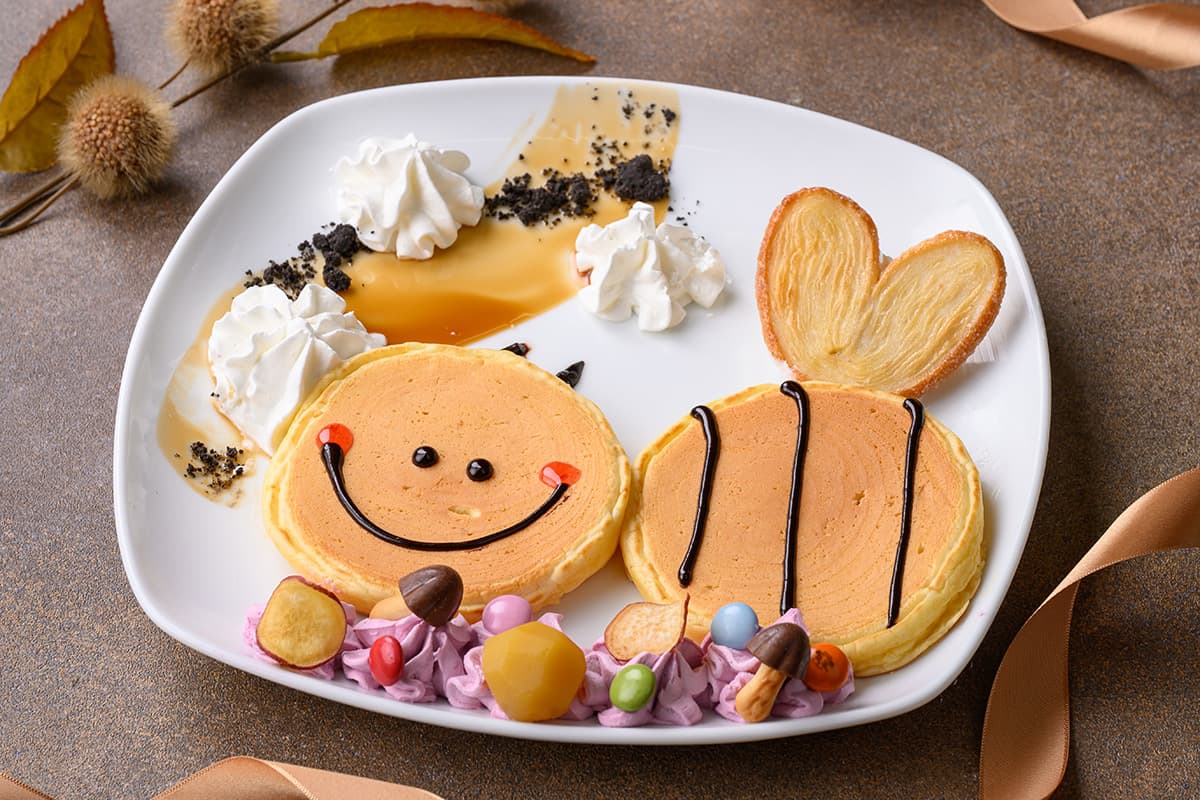 ぶんぶんと一緒に秋のおいしい味覚を味わおうパンケーキ