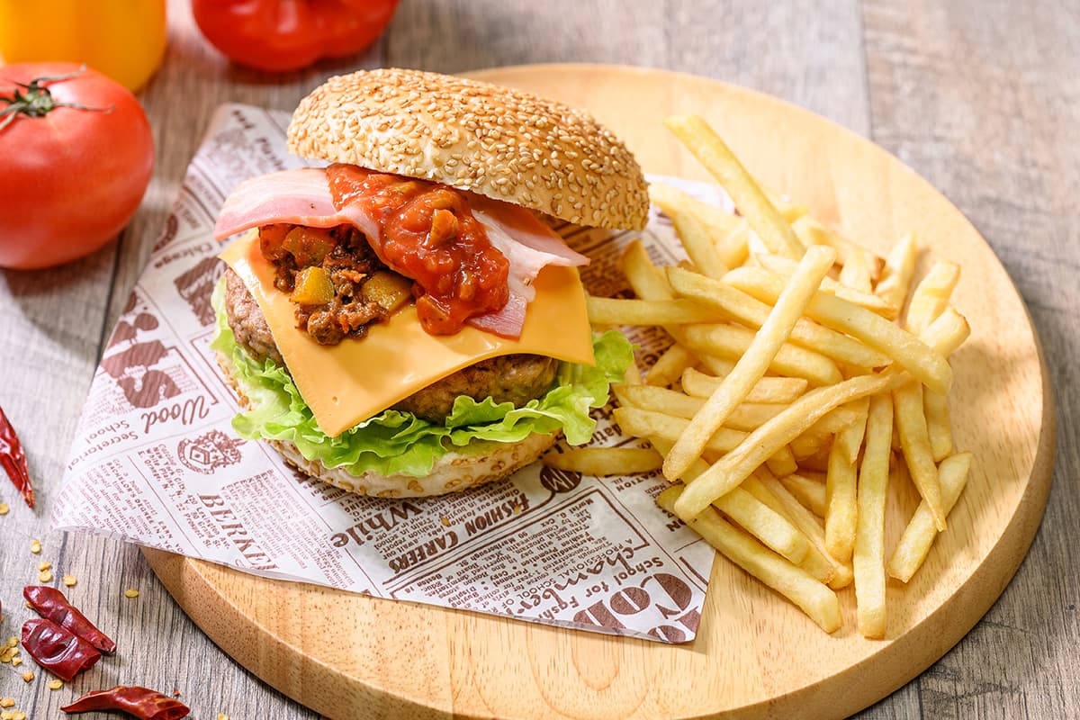 濃厚チーズのチリバーガー