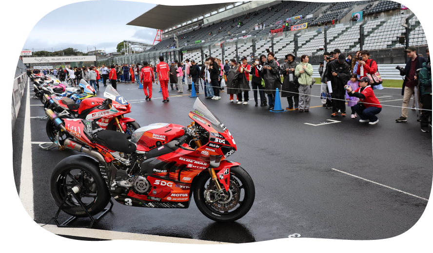 15:05から行われる最終レースが終わり次第、コースに降りられるストレートウォークを開催!
