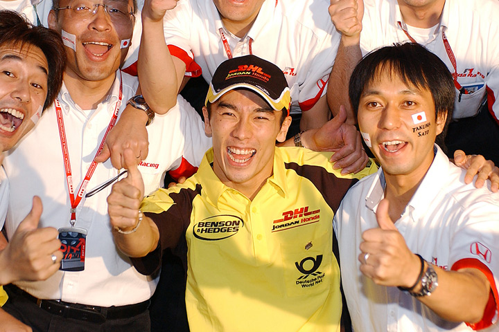 Hondaのスタッフとレース後に喜びを分かち合う琢磨