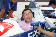 レジェンドF1デモランに向けティレル019のシート合わせをする中嶋悟氏
