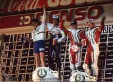 ヨシムラの一員として参戦した1985年の8耐で、グレーム・クロスビーとのペアで3位の表彰台に立つシュワンツ（右から2番目）