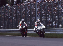 辻本聡と組んだ1988年の8耐では、#12シュワンツの8耐キャリアのなかで最高位となる2位を獲得。#99はワイン・ガードナー