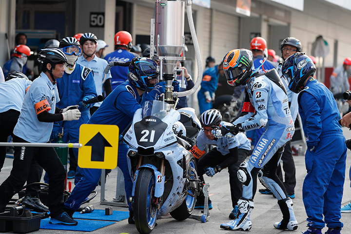 2位のYAMAHA FACTORY RACING TEAM ピット作業