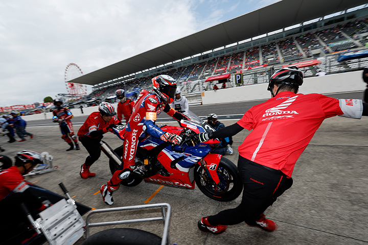 優勝したTeam HRC with 日本郵便のピット作業