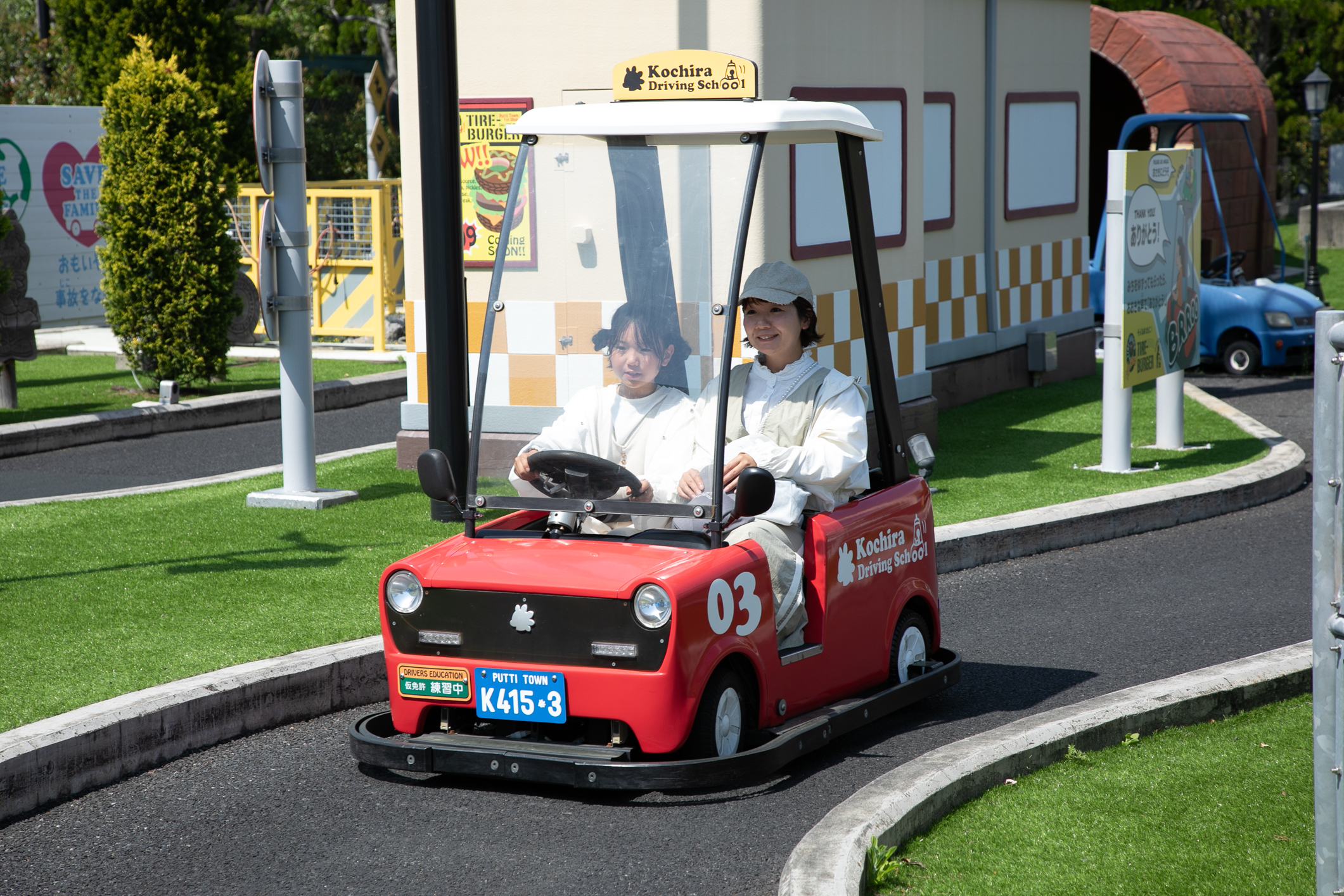 コチラドライビングスクールで運転を体験する子どもたち