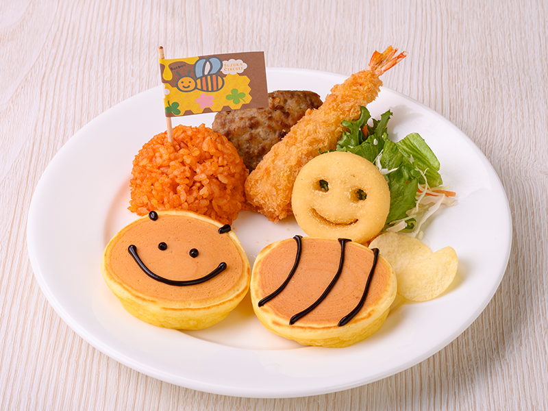 スマイルの顔をかたどったパンケーキとおにぎりの3〜5歳向けメニュー