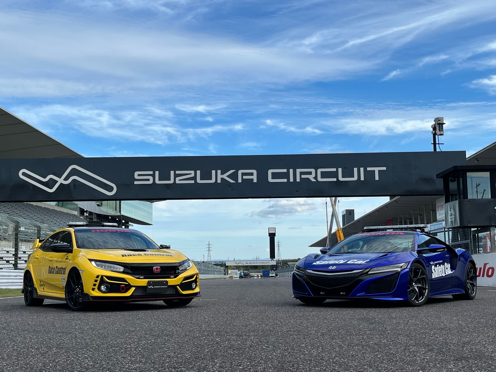 左からCIVIC Type R , NSX