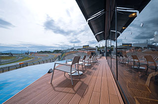 7��13���i�y�j�A���ۃ��[�V���O�R�[�X�́g�ŏI�R�[�i�[�h�Ɋϐ�ȁuCOURSE VIEW TERRACE�v�V�o��I