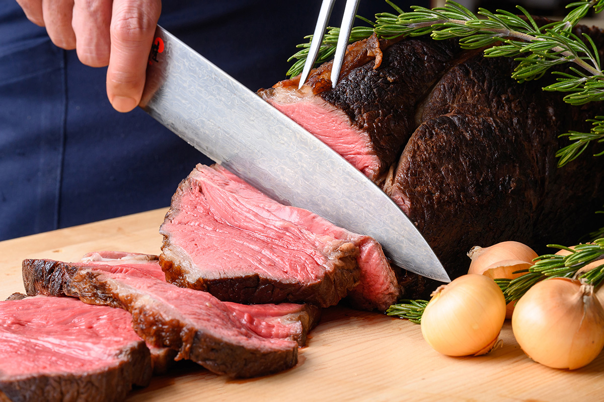 烤牛肉精選優質的黑毛和牛腿肉，經過精心低溫烹調，慢慢烤至完美。請盡情享受三種不同的風味。