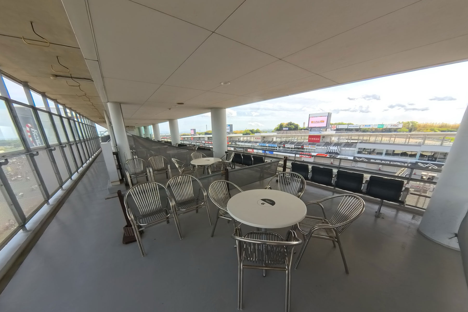從全景露台眺望。位於賽車場視野正前方的易於觀看位置