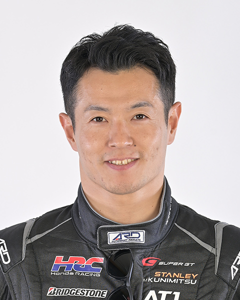 山本尚貴 36歲，栃木所誕生的Honda王牌之一。2018年在SUPER GT中獲得了夢寐以求的首個冠軍，並且在超級方程式中也取得了勝利，達成雙冠。2020年再次獲得SUPER GT和SF的雙冠。名實俱佳，成為日本頂尖車手之一。2023年遭遇重大撞擊並接受手術，但以不屈的鬥志在2024年開幕時如期復出。