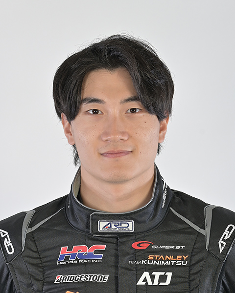 牧野任祐，27歲，因其在賽車主題商店的未來而受到期待，自從轉向四輪後，於2015年在FIA-F4中與坪井翔展開了激烈的冠軍爭奪戰。2017年和2018年在海外方程式賽車中積累經驗，2019年起將活動據點移回日本，2020年獲得GT500冠軍。年底時，他不幸罹患腦膜炎，但成功復甦。與山本的搭檔也非常出色。最近似乎對攝影產生了興趣。