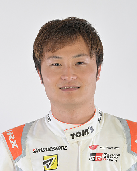 山下健太29歲坪井翔同齡。而且同樣從5歲開始挑戰賽車卡丁車，2013年開始升級到四輪。2019年獲得GT500冠軍。平時冷靜，但擁有人人認可的速度和個性魅力。本季回到與F3時代一起度過的TOM'S，與同齡搭檔坪井翔一起目指第二次冠軍。此外，與坪井一樣參加SUPER FORMULA，本賽季兩人都在前列，擁有許多共同點。