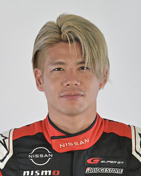 高星明誠 31歲1998年開始賽車卡丁車，獲得多項冠軍。2015年參加SUPER GT GT300級別，2018年升級至GT500，2022年轉會至NDDP RACING。在第2戰富士賽道中雖然遭遇重大撞擊，但在GT500級別中獲得22/23年系列賽第2名，今年度目標是奪得夢寐以求的冠軍。平時雖然有些年輕人的特質，但他內心的熱情非常吸引人。